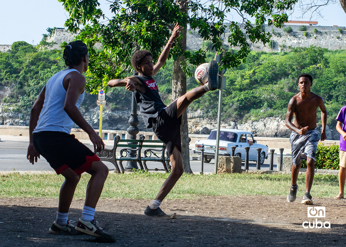 Niños y adolescentes cubanos juegan fútbol en La Habana durante la Copa Mundial de 2026. Foto: Otmaro Rodríguez.