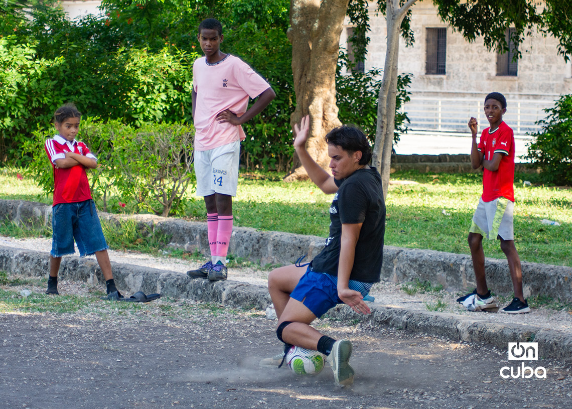 Niños y adolescentes cubanos juegan fútbol en La Habana durante la Copa Mundial de 2026. Foto: Otmaro Rodríguez.