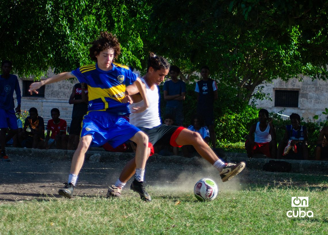 Niños y adolescentes cubanos juegan fútbol en La Habana durante la Copa Mundial de 2026. Foto: Otmaro Rodríguez.