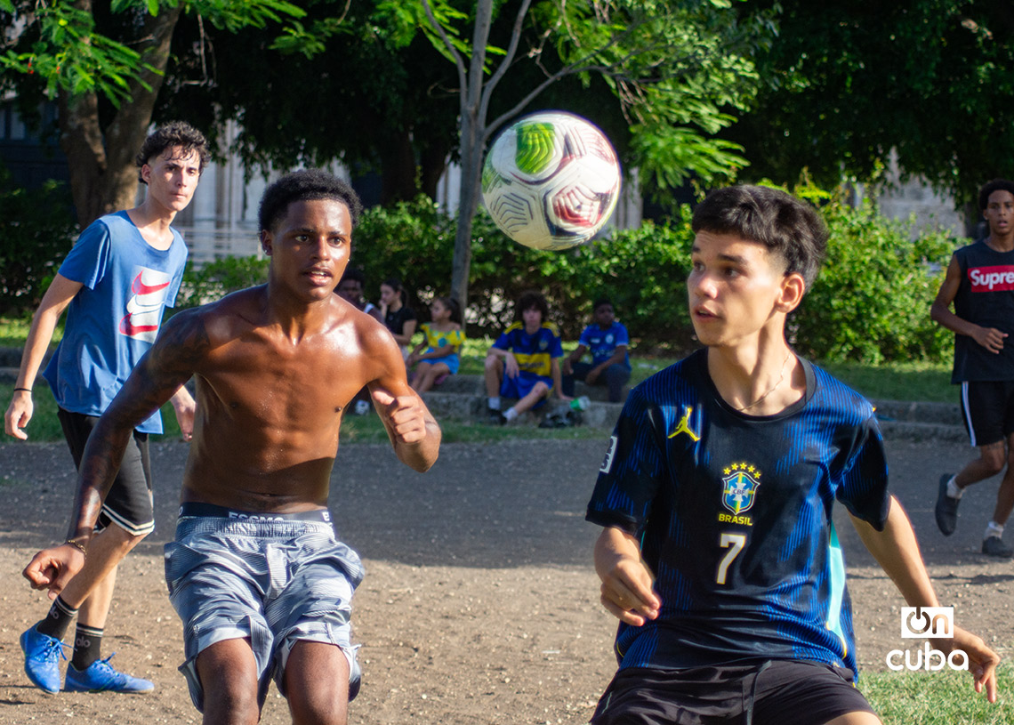 Niños y adolescentes cubanos juegan fútbol en La Habana durante la Copa Mundial de 2026. Foto: Otmaro Rodríguez.