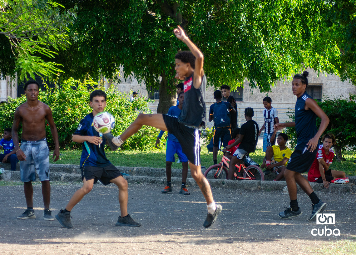 Niños y adolescentes cubanos juegan fútbol en La Habana durante la Copa Mundial de 2026. Foto: Otmaro Rodríguez.