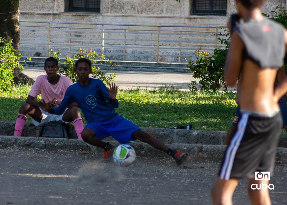 Niños y adolescentes cubanos juegan fútbol en La Habana durante la Copa Mundial de 2026. Foto: Otmaro Rodríguez.