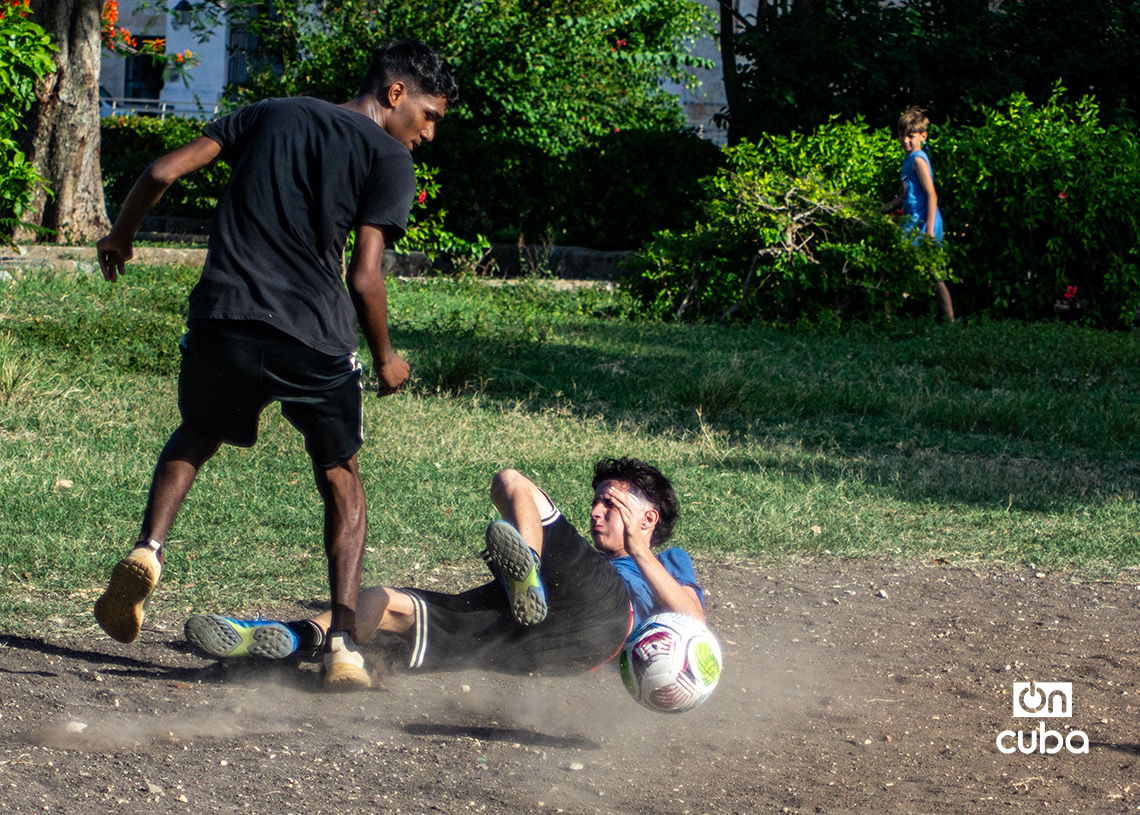 Niños y adolescentes cubanos juegan fútbol en La Habana durante la Copa Mundial de 2026. Foto: Otmaro Rodríguez.