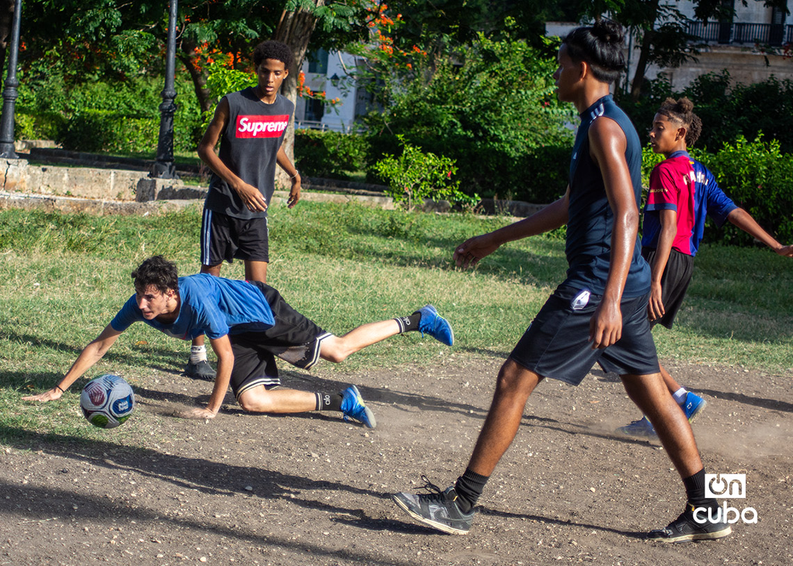 Niños y adolescentes cubanos juegan fútbol en La Habana durante la Copa Mundial de 2026. Foto: Otmaro Rodríguez.