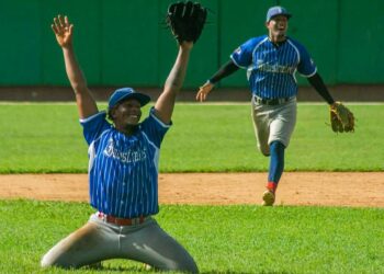 Peloteros de Industriales celebran su triunfo en la final de la Liga Élite de béisbol en 2026. Foto: Itsván Ojeda / ACN.
