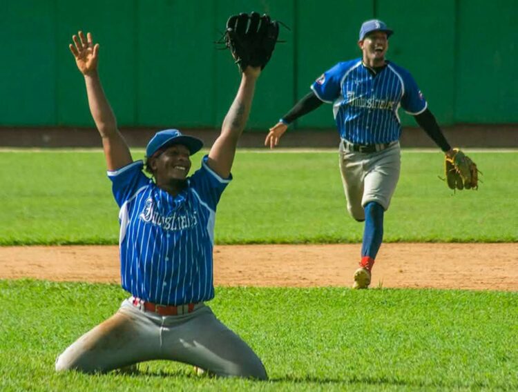 Peloteros de Industriales celebran su triunfo en la final de la Liga Élite de béisbol en 2026. Foto: Itsván Ojeda / ACN.