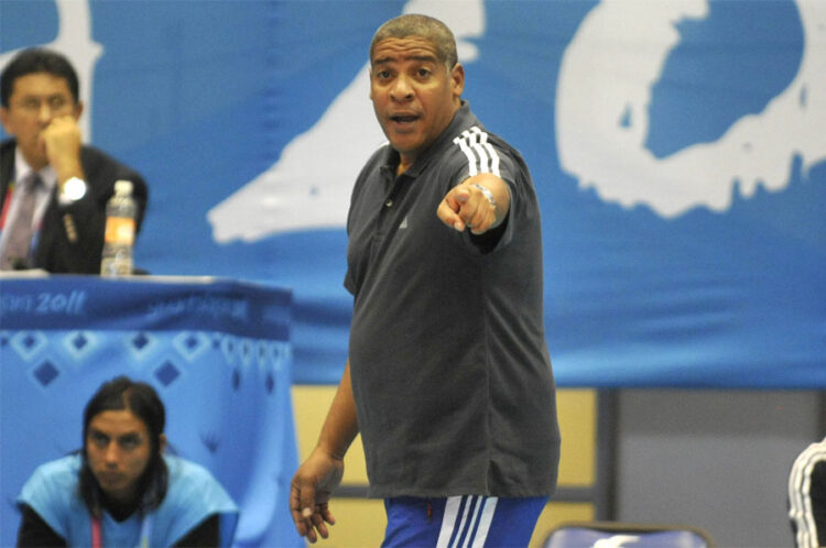 Juan Carlos Gala, entrenador cubano de voleibol fallecido en Perú, en su época como técnico de las selecciones nacionales de la isla. Foto: Norceca./ Archivo.