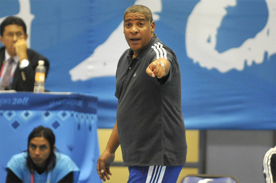 Juan Carlos Gala, entrenador cubano de voleibol fallecido en Perú, en su época como técnico de las selecciones nacionales de la isla. Foto: Norceca./ Archivo.
