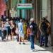 Jubilados y otras personas hacen cola en un banco en La Habana. Foto: Otmaro Rodríguez.