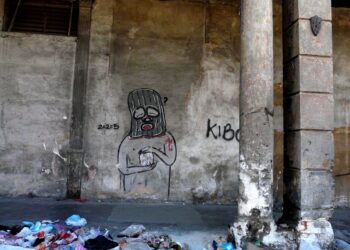 La referencia aritmética del grafitero Fabián López proviene directamente de la novela "1984" de George Orwell, como metáfora de la imposición de un absurdo. Foto: AMD