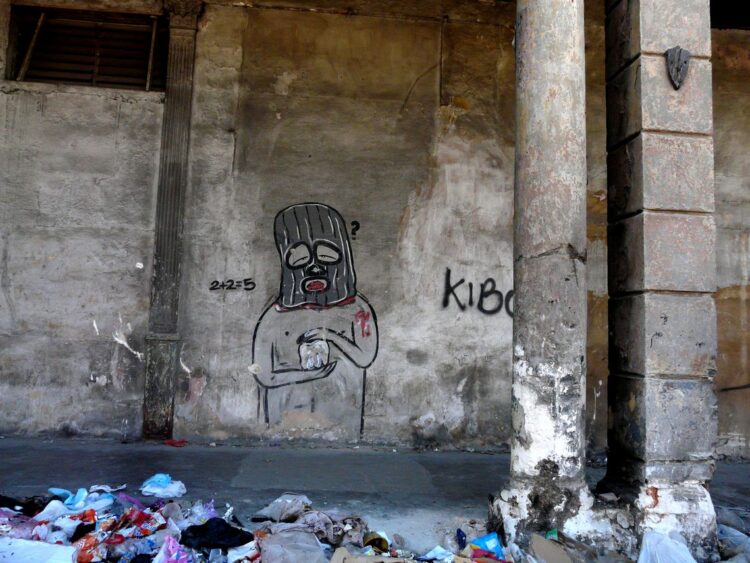 La referencia aritmética del grafitero Fabián López proviene directamente de la novela "1984" de George Orwell, como metáfora de la imposición de un absurdo. Foto: AMD