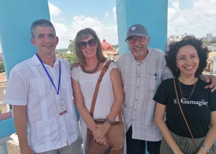 María Antonia Borroto (derecha), fundadora y editora de "El Camagüey", en el Coloquio internacional dedicado a la obra de Nicolás Guillén, junto a Laonardo Sarría, Beatriz Goenaga y Norberto Codina. Foto: Cortesía de la entrevistada.