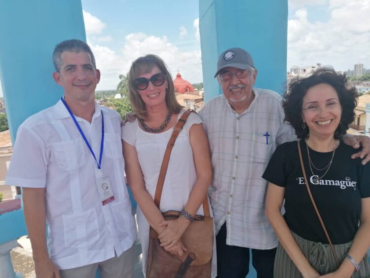María Antonia Borroto (derecha), fundadora y editora de "El Camagüey", en el Coloquio internacional dedicado a la obra de Nicolás Guillén, junto a Laonardo Sarría, Beatriz Goenaga y Norberto Codina. Foto: Cortesía de la entrevistada.