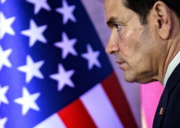 Marco Rubio lidera las conversaciones con la Cancillería uruguaya para que ese país reciba a cubanos deportados. Foto: EZRA ACAYAN/EFE.