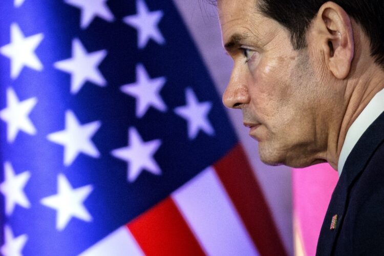 Marco Rubio lidera las conversaciones con la Cancillería uruguaya para que ese país reciba a cubanos deportados. Foto: EZRA ACAYAN/EFE.