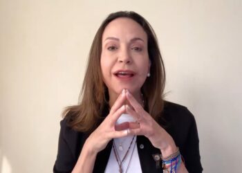 Captura de un video difundido en la cuenta en X @MariaCorinaYA de la líder opositora venezolana y Premio Nobel de la Paz María Corina Machado donde denunció el 30 de junio que el Gobierno venezolano cerró el espacio aéreo comercial para impedir su regreso al país desde Panamá, donde planeaba viajar a Venezuela. Foto: EFE/ @MariaCorinaYA.