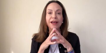 Captura de un video difundido en la cuenta en X @MariaCorinaYA de la líder opositora venezolana y Premio Nobel de la Paz María Corina Machado donde denunció el 30 de junio que el Gobierno venezolano cerró el espacio aéreo comercial para impedir su regreso al país desde Panamá, donde planeaba viajar a Venezuela. Foto: EFE/ @MariaCorinaYA.