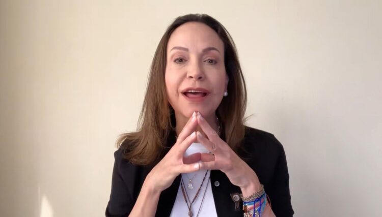 Captura de un video difundido en la cuenta en X @MariaCorinaYA de la líder opositora venezolana y Premio Nobel de la Paz María Corina Machado donde denunció el 30 de junio que el Gobierno venezolano cerró el espacio aéreo comercial para impedir su regreso al país desde Panamá, donde planeaba viajar a Venezuela. Foto: EFE/ @MariaCorinaYA.