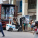 Trabajadores descargando mercancía en una tienda en la calle Galiano, en La Habana. Foto: Otmaro Rodríguez.