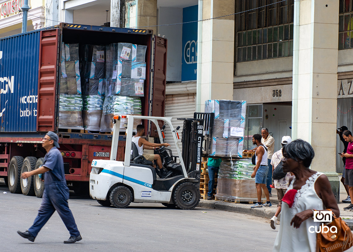 Descargando mercancía en una tienda en la calle Galiano, en La Habana. Foto: Otmaro Rodríguez.