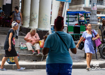 Varias mujeres en una calle de La Habana. Foto: Otmaro Rodríguez.