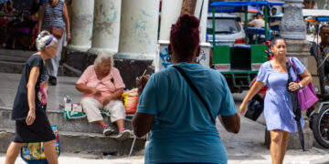Varias mujeres en una calle de La Habana. Foto: Otmaro Rodríguez.