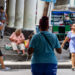 Varias mujeres en una calle de La Habana. Foto: Otmaro Rodríguez.