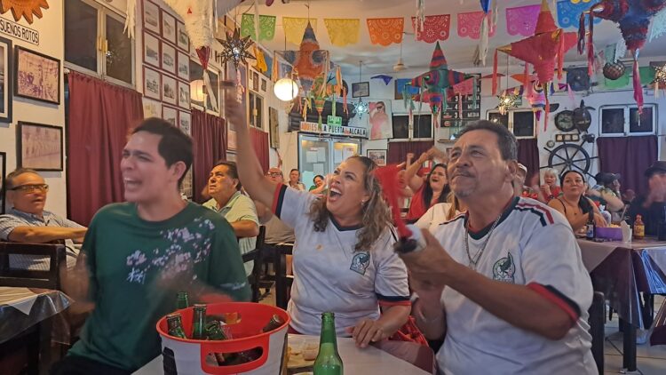 Vuvuzelas, matracas y pitos contribuyen a formar la impenetrable masa de ruido
que se apodera del local. Foto: Alex Fleites.