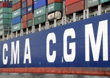 Contenedores en un buque de la naviera francesa CMA CGM. Foto: Tomada del perfil en Facebook del Hospital Provincial Clínico Quirúrgico Docente "Saturnino Lora Torres", de Santiago de Cuba / Archivo.