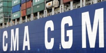 Contenedores en un buque de la naviera francesa CMA CGM. Foto: Tomada del perfil en Facebook del Hospital Provincial Clínico Quirúrgico Docente "Saturnino Lora Torres", de Santiago de Cuba / Archivo.