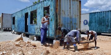 Construcción de viviendas a partir de contenedores en La Habana. Foto: Ernesto Mastrascusa / EFE.