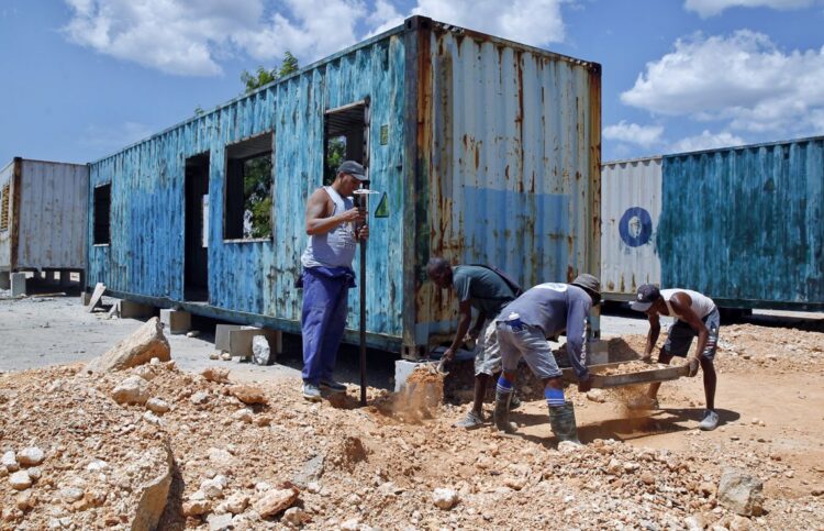 Construcción de viviendas a partir de contenedores en La Habana. Foto: Ernesto Mastrascusa / EFE.