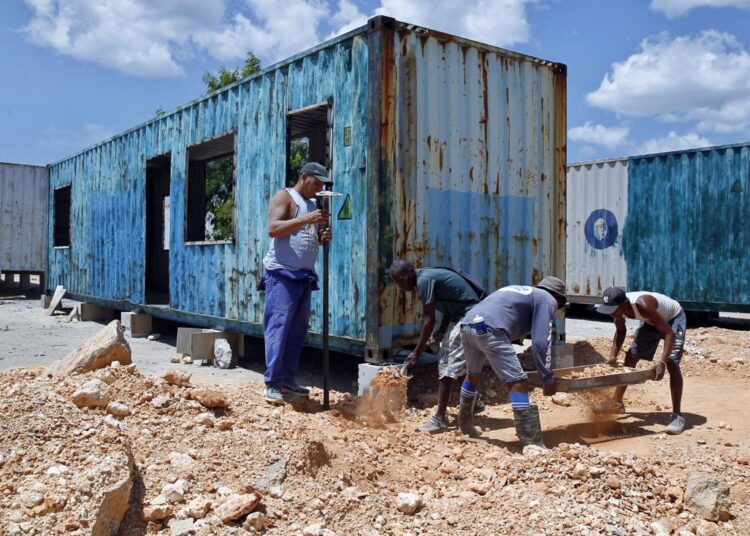 Construcción de viviendas a partir de contenedores en La Habana. Foto: Ernesto Mastrascusa / EFE.