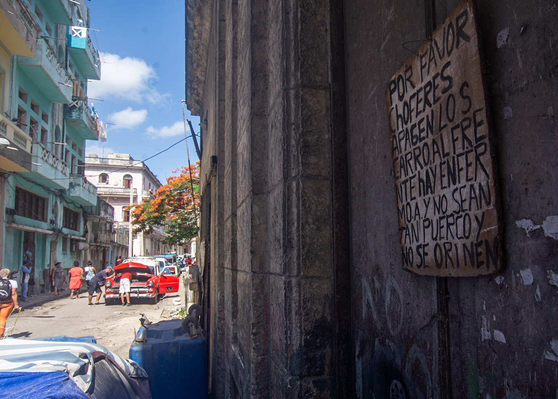 Pedido de una familia a los choferes de autos en La Habana. Foto: Otmaro Rodríguez.