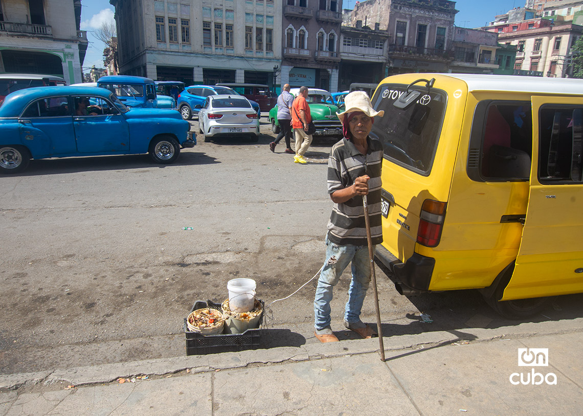 Un hombre recoge desechos para alimentar cerdos en La Habana. Foto: Otmaro Rodríguez.
