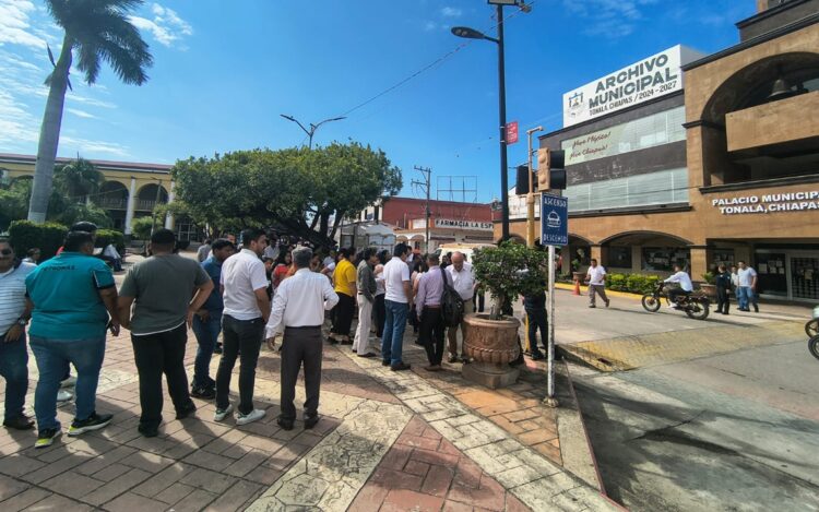 Ante el sismo registrado el día de hoy con magnitud 7.4, personal de las Secretarías Municipales de Protección Civil se encuentra desplegado en las distintas regiones del estado, realizando recorridos de monitoreo para identificar posibles afectaciones. Foto: X/
Secretaría de Protección Civil de Chiapas.