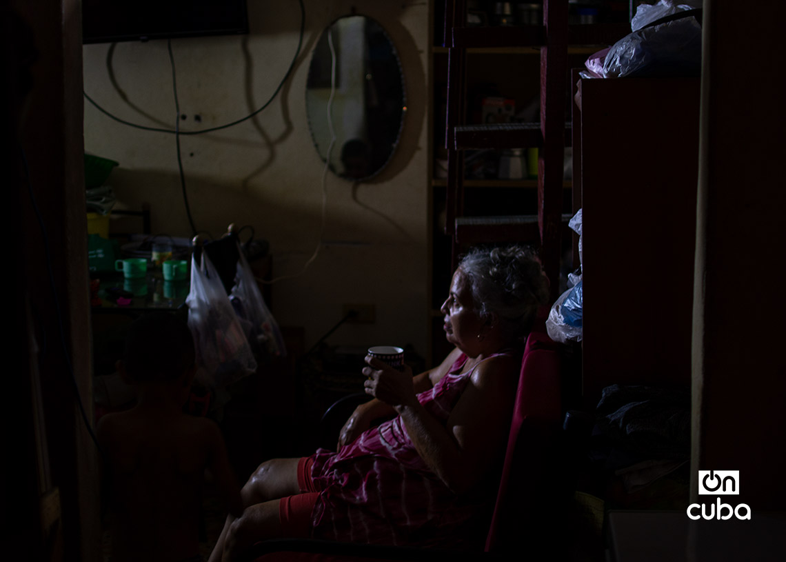 Una mujer en su casa durante un apagón en la Habana Vieja. Foto: Otmaro Rodríguez.