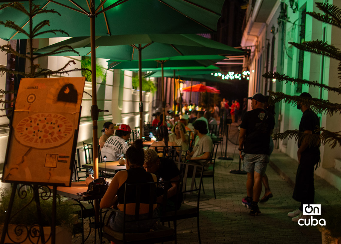Restaurante privado con planta eléctrica en la Habana Vieja. Foto: Otmaro Rodríguez.