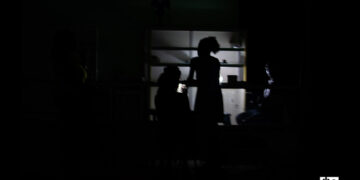 Personas durante un apagón en la Habana Vieja. Foto: Otmaro Rodríguez.