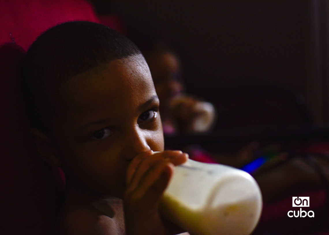 Niños toman leche durante un apagón en la Habana Vieja. Foto: Otmaro Rodríguez.