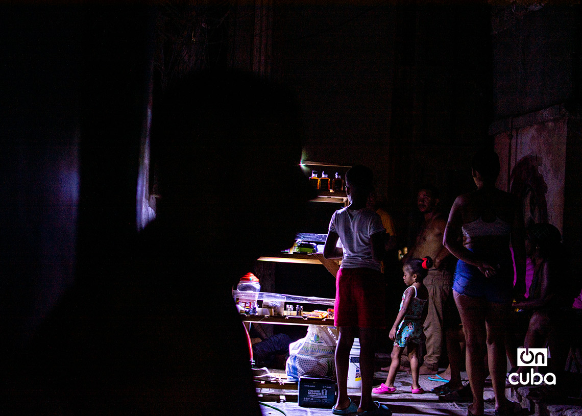 Venta de productos en un negocio privado durante un apagón en la Habana Vieja. Foto: Otmaro Rodríguez.