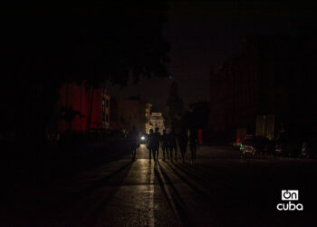 Personas caminando por la Avenida de las Misiones, en la Habana Vieja, durante un apagón. Foto: Otmaro Rodríguez.