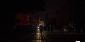 Personas caminando por la Avenida de las Misiones, en la Habana Vieja, durante un apagón. Foto: Otmaro Rodríguez.