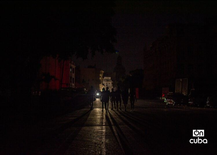 Personas caminando por la Avenida de las Misiones, en la Habana Vieja, durante un apagón. Foto: Otmaro Rodríguez.