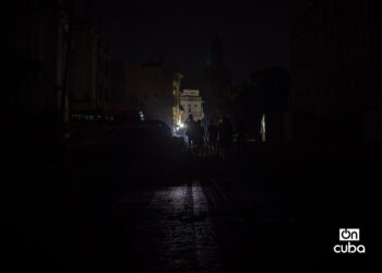 Ante la falta de transporte, las personas se trasladan caminando durante los apagones. Foto: Otmaro Rodríguez.
