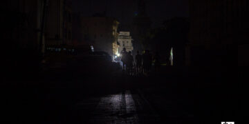 Ante la falta de transporte, las personas se trasladan caminando durante los apagones. Foto: Otmaro Rodríguez.