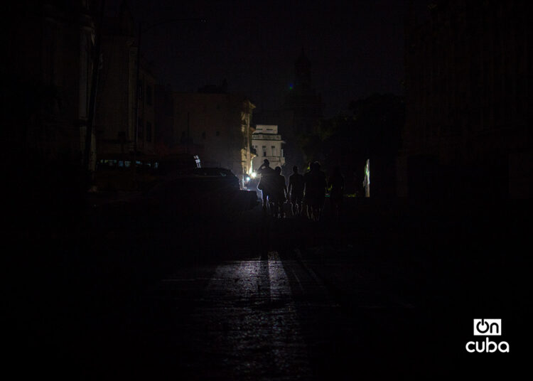 Ante la falta de transporte, las personas se trasladan caminando durante los apagones. Foto: Otmaro Rodríguez.