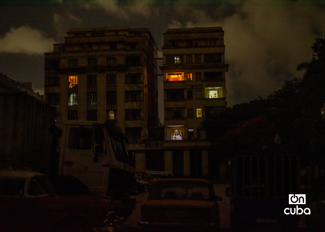 Un edificio en la calle Zulueta durante un apagón. Foto: Otmaro Rodríguez.