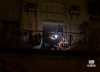 Una familia en el balcón de su casa durante un apagón en la Habana Vieja. Foto: Otmaro Rodríguez.