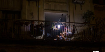Una familia en el balcón de su casa durante un apagón en la Habana Vieja. Foto: Otmaro Rodríguez.